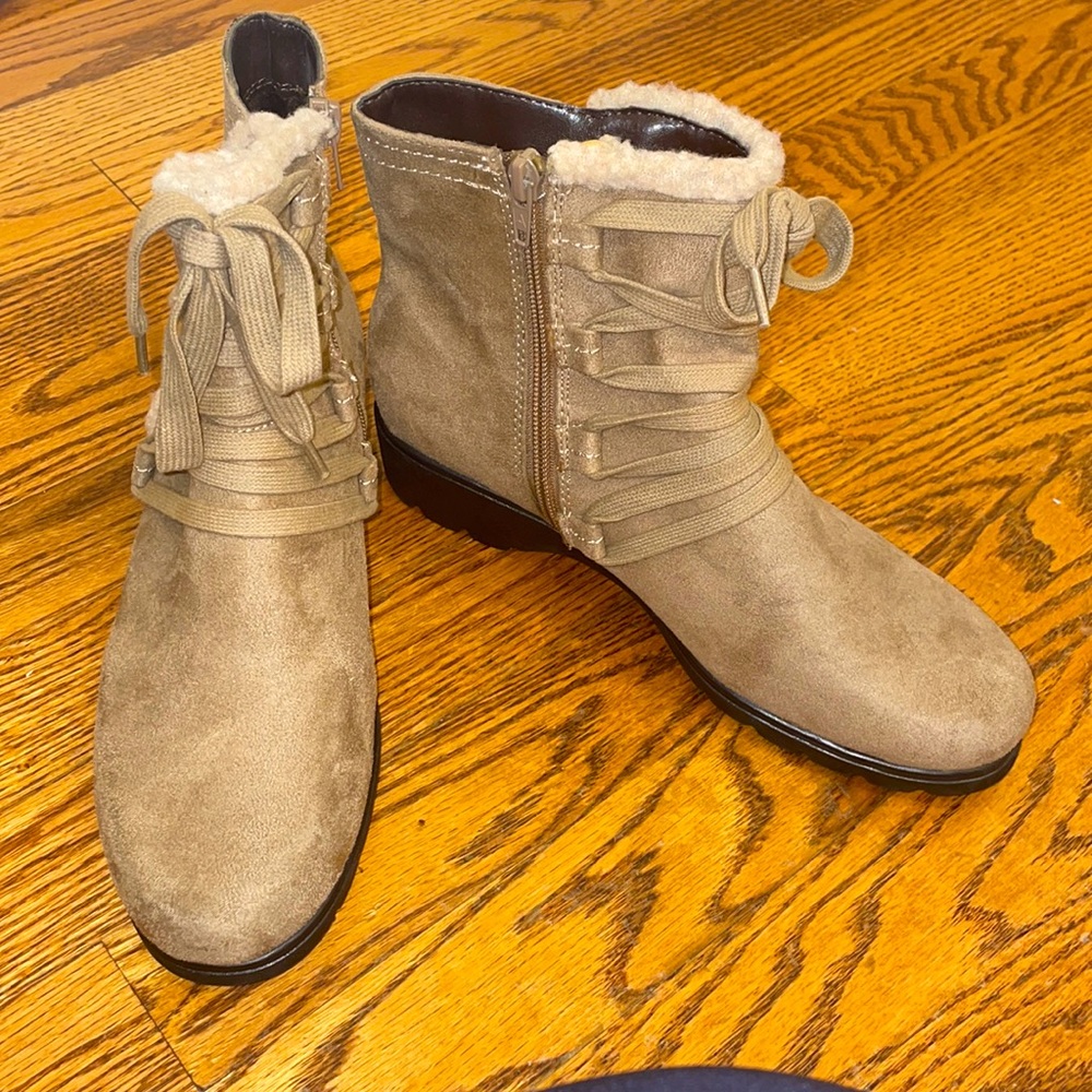 NWT Women Aerosoles Zip-up bootie size 8